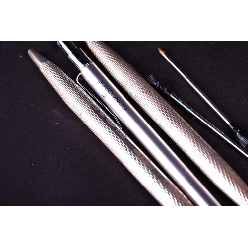 478 - A pair of silver double ended ballpoint pens, makers initials CC, Birmingham 2001, in presentation c... 