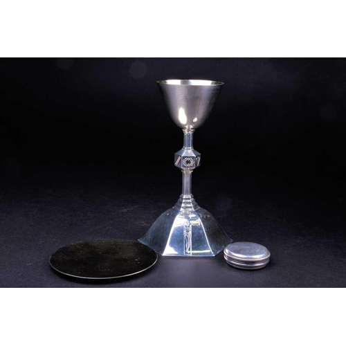 556 - A Victorian portable silver Communion set, the chalice Walter & John Barnard, London 1877, the paten... 