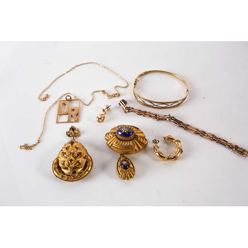 598 - A large quantity of costume jewellery, to include earrings, necklaces, bracelets and others.