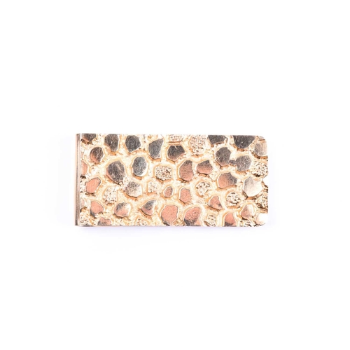 602 - A 14k yellow gold money clip, with textured effect design, 5 x 2.4 cm.