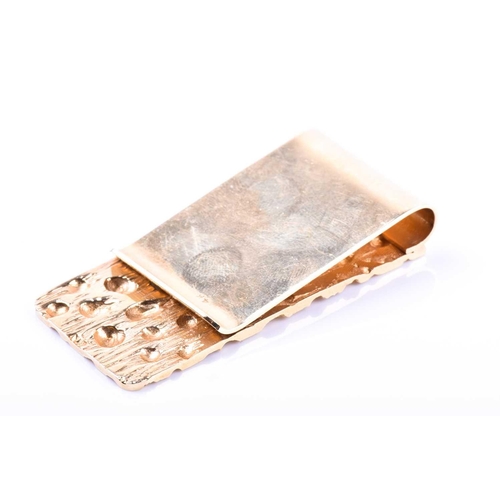 602 - A 14k yellow gold money clip, with textured effect design, 5 x 2.4 cm.