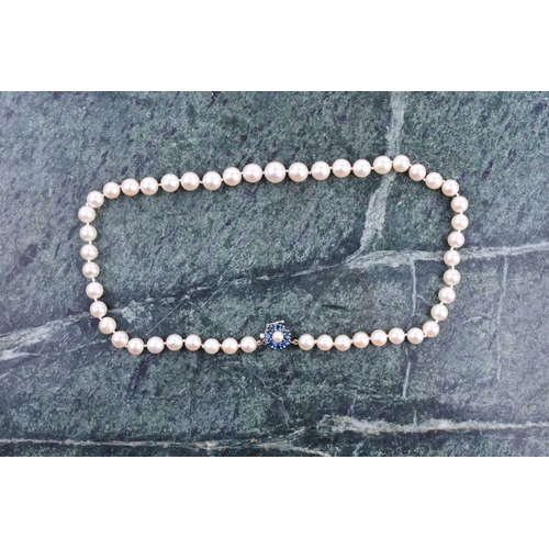 672 - A cultured pearl necklace, set with white pearls of approximately 6-8 mm, fastened with a pearl and ... 