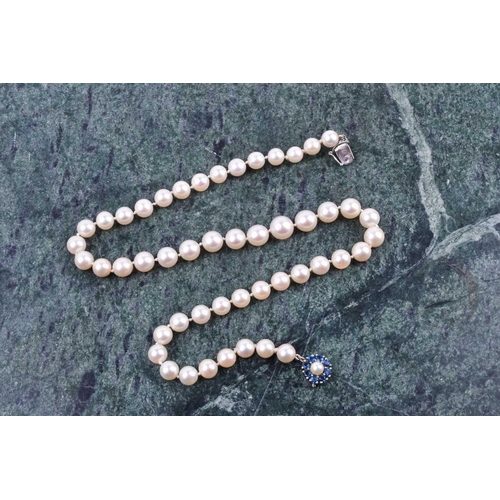 672 - A cultured pearl necklace, set with white pearls of approximately 6-8 mm, fastened with a pearl and ... 