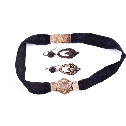 699 - A Victorian yellow gold and black velvet choker necklace, set with a hexagonal pendant inset with a ... 