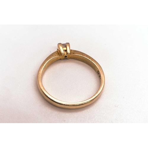 753 - An 18ct yellow gold ring, set with a single princess-cut diamond of approximately 0.20 carats, size ... 