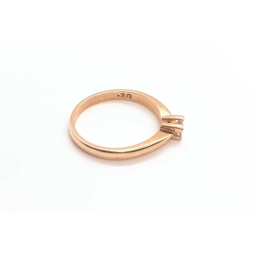 753 - An 18ct yellow gold ring, set with a single princess-cut diamond of approximately 0.20 carats, size ... 