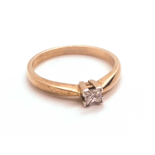 753 - An 18ct yellow gold ring, set with a single princess-cut diamond of approximately 0.20 carats, size ... 