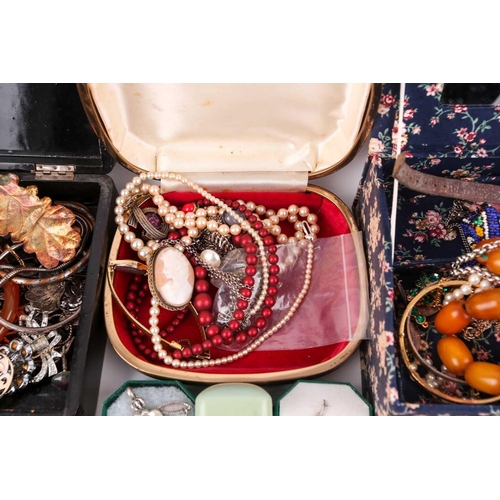 123 - A box of various costume jewellery items, to include gilt metal items, beaded necklaces, bracelets, ... 