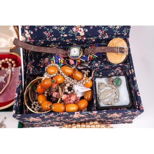 123 - A box of various costume jewellery items, to include gilt metal items, beaded necklaces, bracelets, ... 