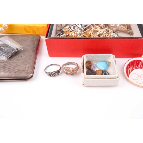 123 - A box of various costume jewellery items, to include gilt metal items, beaded necklaces, bracelets, ... 