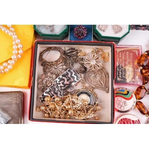 123 - A box of various costume jewellery items, to include gilt metal items, beaded necklaces, bracelets, ... 