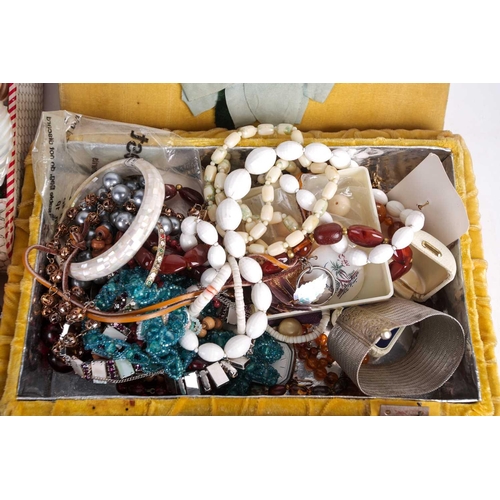 123 - A box of various costume jewellery items, to include gilt metal items, beaded necklaces, bracelets, ... 