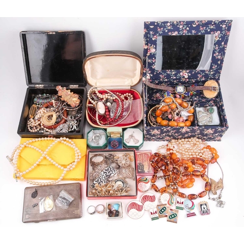 123 - A box of various costume jewellery items, to include gilt metal items, beaded necklaces, bracelets, ... 