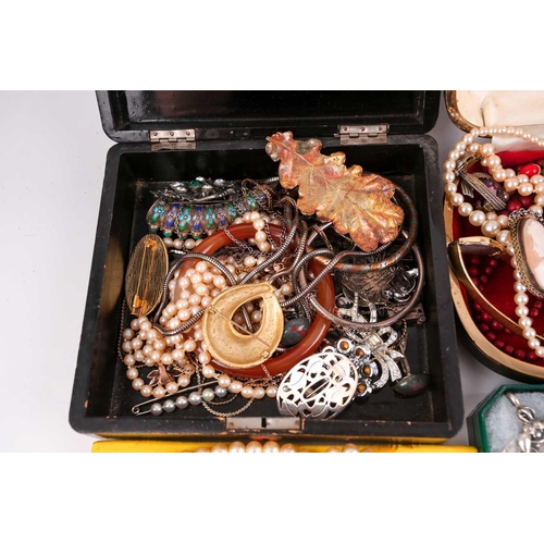 123 - A box of various costume jewellery items, to include gilt metal items, beaded necklaces, bracelets, ... 