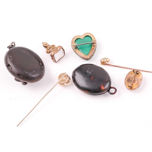 161 - A group lot of jewellery to include a malachite heart-shaped brooch, two yellow metal and gemstone s... 