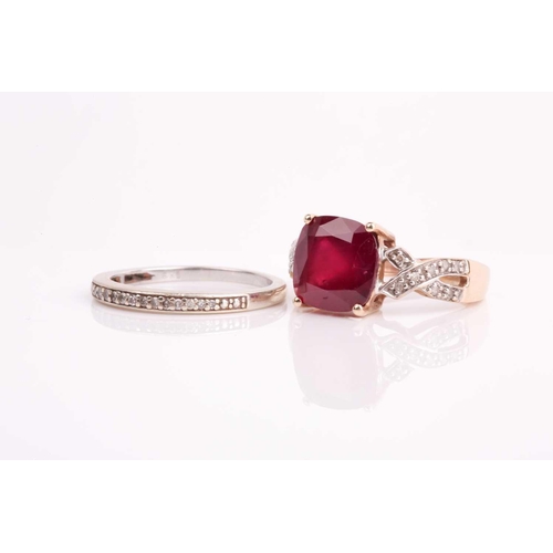 164 - A single stone ruby ring, the cushion-cut ruby, in four claw mount, to diamond set crossover shoulde... 