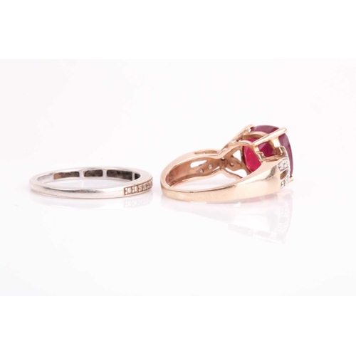 164 - A single stone ruby ring, the cushion-cut ruby, in four claw mount, to diamond set crossover shoulde... 