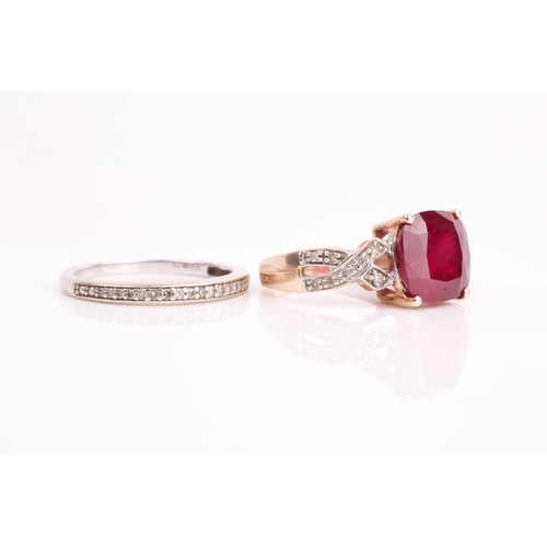 164 - A single stone ruby ring, the cushion-cut ruby, in four claw mount, to diamond set crossover shoulde... 