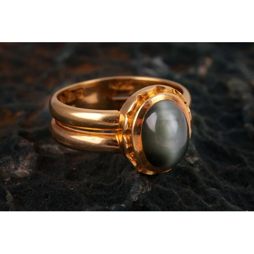 175 - A mid Victorian 18ct yellow gold and cats eye chrysoberyl ring, set with an oval cabochon chrysobery... 