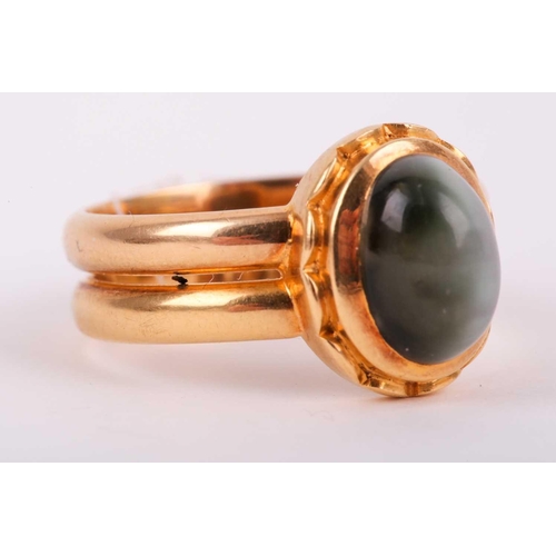 175 - A mid Victorian 18ct yellow gold and cats eye chrysoberyl ring, set with an oval cabochon chrysobery... 