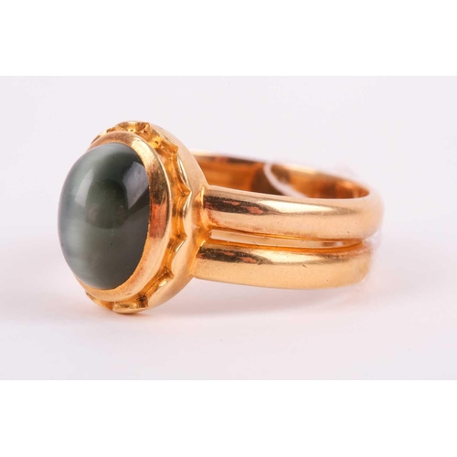 175 - A mid Victorian 18ct yellow gold and cats eye chrysoberyl ring, set with an oval cabochon chrysobery... 