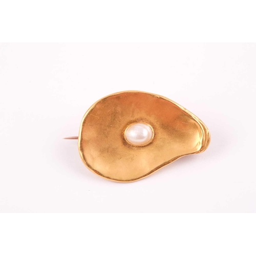 97 - A yellow metal and pearl brooch in the form of an oyster, with matte gold finish and pearl to centre... 