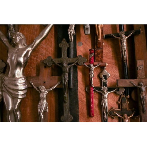 27 - A collection of small-sized antique crucifixes, predominately 19th century European or British. To i... 