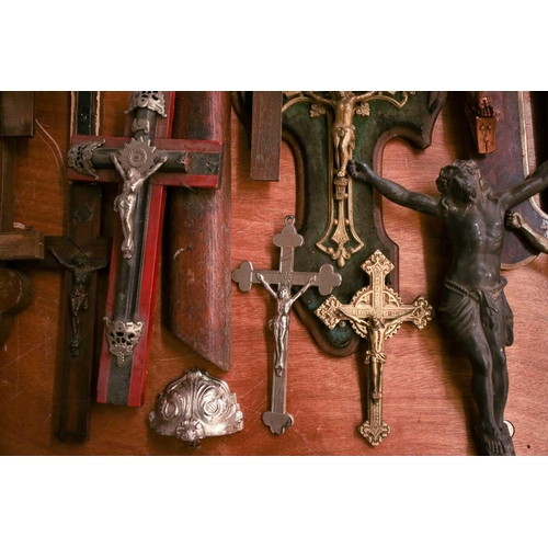 27 - A collection of small-sized antique crucifixes, predominately 19th century European or British. To i... 