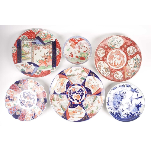 99 - A group of Japanese Imari & Kutani chargers, Meiji period, comprising a large charger, painted with ... 