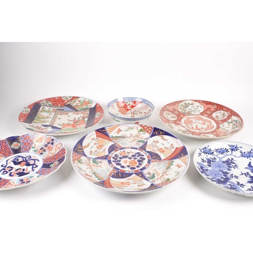99 - A group of Japanese Imari & Kutani chargers, Meiji period, comprising a large charger, painted with ... 