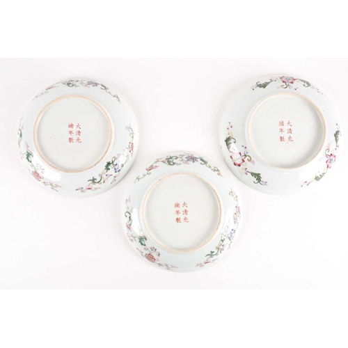 162 - A set of three Chinese Famille rose porcelain circular, dragon dishes. Qing dynasty. Each painted wi... 