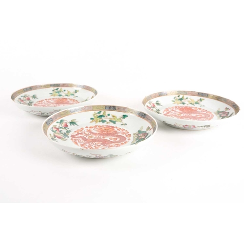 162 - A set of three Chinese Famille rose porcelain circular, dragon dishes. Qing dynasty. Each painted wi... 