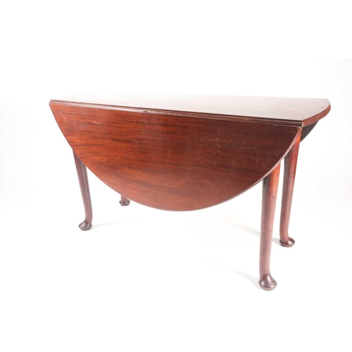 225 - An early George III mahogany oval drop leaf dining table on turned supports with pad feet. 125 cm lo... 