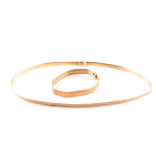 311 - An 18ct yellow gold necklet, of articulated links with brushed finish, approximately 43 cm long, app... 