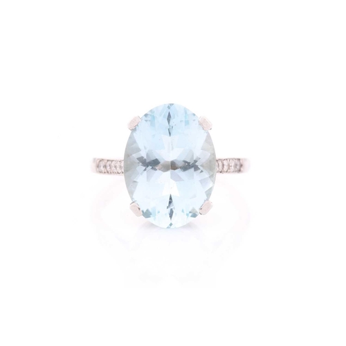312 - A single stone aquamarine ring, the oval cut aquamarine in four claw mount above five stone eight-cu... 