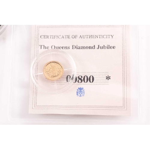 323 - Two boxed 9ct gold proof Double Crowns, commemorating the birth of Prince George (2014) and Armistic... 