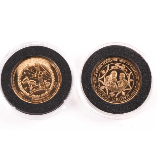 323 - Two boxed 9ct gold proof Double Crowns, commemorating the birth of Prince George (2014) and Armistic... 