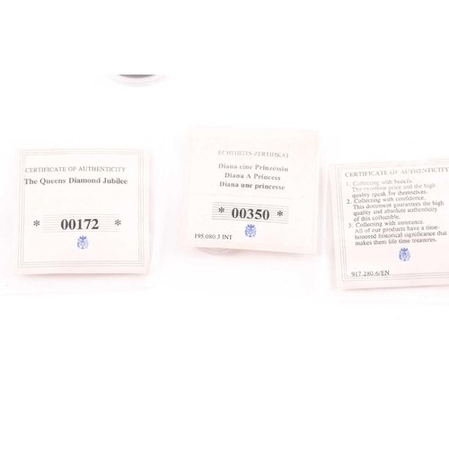 323 - Two boxed 9ct gold proof Double Crowns, commemorating the birth of Prince George (2014) and Armistic... 