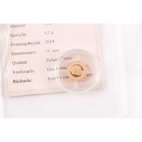 323 - Two boxed 9ct gold proof Double Crowns, commemorating the birth of Prince George (2014) and Armistic... 