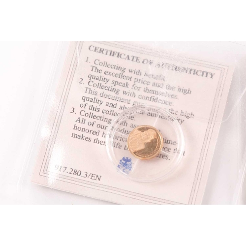 323 - Two boxed 9ct gold proof Double Crowns, commemorating the birth of Prince George (2014) and Armistic... 