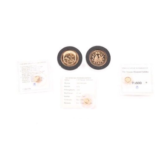 323 - Two boxed 9ct gold proof Double Crowns, commemorating the birth of Prince George (2014) and Armistic... 