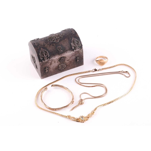 89A - A 9ct yellow gold signet ring, together with a 9ct yellow gold chain necklace, and a 9ct yellow gold... 