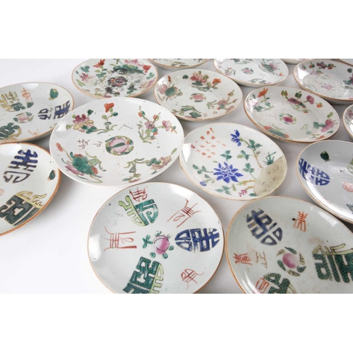 111 - A large quantity of Chinese famille rose saucers, early 20th century, comprising seventeen with a pe... 