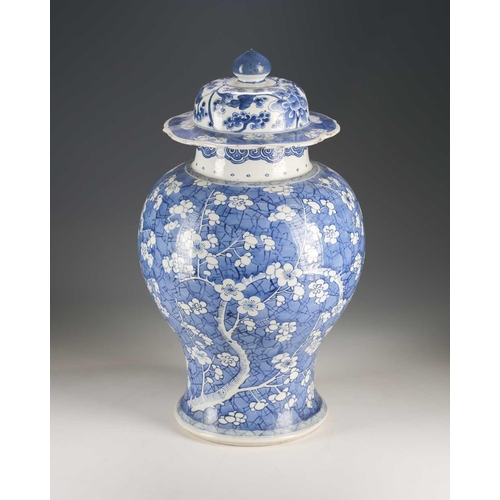 239 - A Chinese blue & white vase and cover, Qing, Kangxi, the cover with pointed knop and painted with lo... 