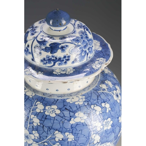 239 - A Chinese blue & white vase and cover, Qing, Kangxi, the cover with pointed knop and painted with lo... 