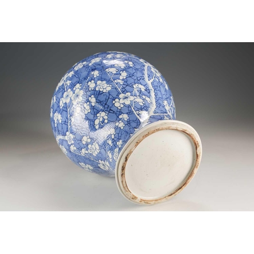 239 - A Chinese blue & white vase and cover, Qing, Kangxi, the cover with pointed knop and painted with lo... 