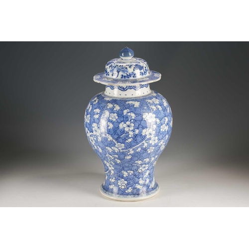 239 - A Chinese blue & white vase and cover, Qing, Kangxi, the cover with pointed knop and painted with lo... 