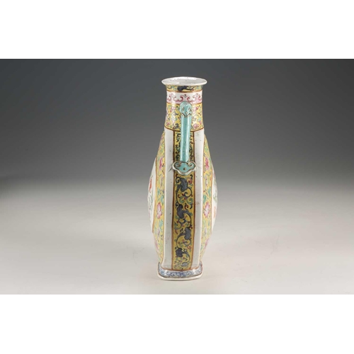 250 - A Chinese famille rose pilgrim flask, Qing, 19th century, the centre decorated with peaches and bats... 