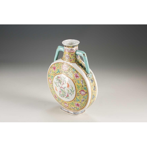 250 - A Chinese famille rose pilgrim flask, Qing, 19th century, the centre decorated with peaches and bats... 