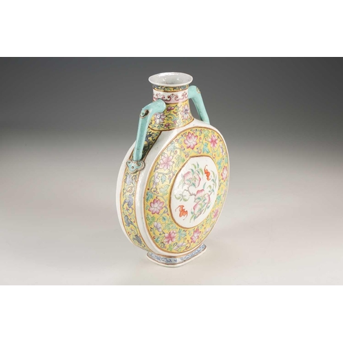 250 - A Chinese famille rose pilgrim flask, Qing, 19th century, the centre decorated with peaches and bats... 